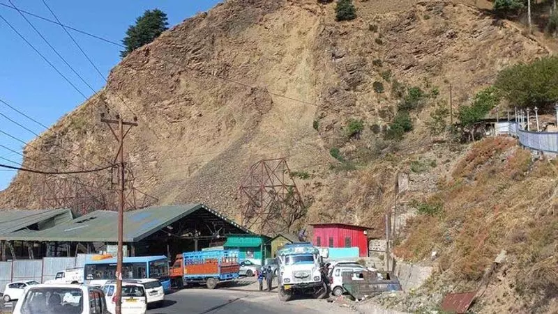 Shimla-Mandi मार्ग हल्के वाहनों के लिए फिर से खोला गया Shimla-Mandi मार्ग हल्के वाहनों के लिए फिर से खोला गया
