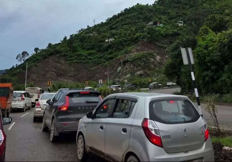 लंबे सप्ताहांत के कारण Parwanoo-Shimla राष्ट्रीय राजमार्ग पर यातायात अव्यवस्था लंबे सप्ताहांत के कारण Parwanoo-Shimla राष्ट्रीय राजमार्ग पर यातायात अव्यवस्था