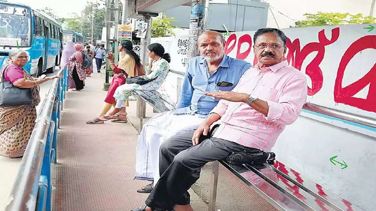 Tilakan के अभियान की बदौलत कोडुंगल्लूर बस स्टॉप पर आरामदायक सीटें Tilakan के अभियान की बदौलत कोडुंगल्लूर बस स्टॉप पर आरामदायक सीटें