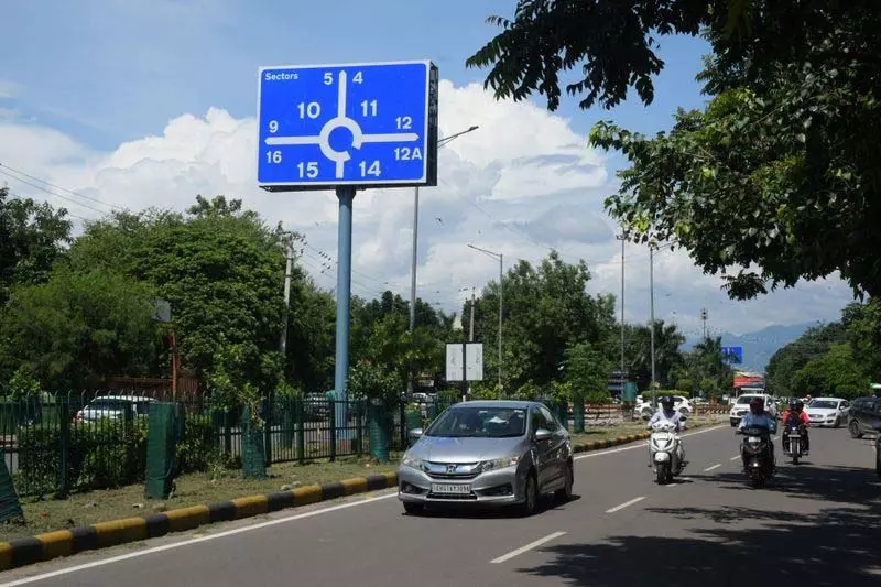 Panchkula में पुराने साइन बोर्ड की जगह नीले रंग के रेट्रो-रिफ्लेक्टिव डिजाइन लगाए जाएंगे Panchkula में पुराने साइन बोर्ड की जगह नीले रंग के रेट्रो-रिफ्लेक्टिव डिजाइन लगाए जाएंगे