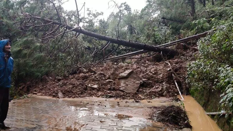 भारी बारिश से Kangra district में भूस्खलन और बाढ़ भारी बारिश से Kangra district में भूस्खलन और बाढ़