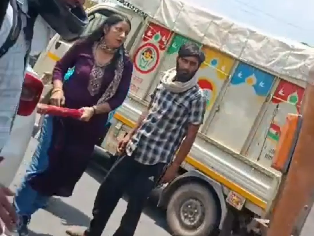 NCR Faridabad: ट्रक से टकराई कार, महिला ने गुस्से में हेडलाइट और शीशे तोड़े NCR Faridabad: ट्रक से टकराई कार, महिला ने गुस्से में हेडलाइट और शीशे तोड़े