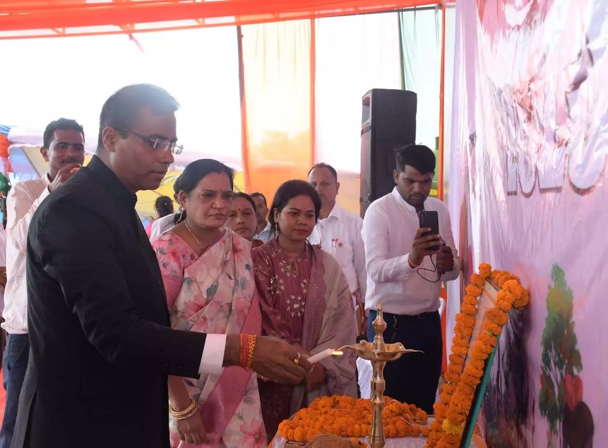 कलेक्टर डॉ. संजय कन्नौजे ने किया छत्तीसगढ़ राज्य स्थापना रजत जयंती का शुभारंभ कलेक्टर डॉ. संजय कन्नौजे ने किया छत्तीसगढ़ राज्य स्थापना रजत जयंती का शुभारंभ