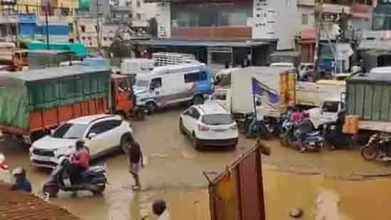 Bengaluru : जलभराव और गड्ढों से एम्बुलेंस हुई फंसी Bengaluru : जलभराव और गड्ढों से एम्बुलेंस हुई फंसी