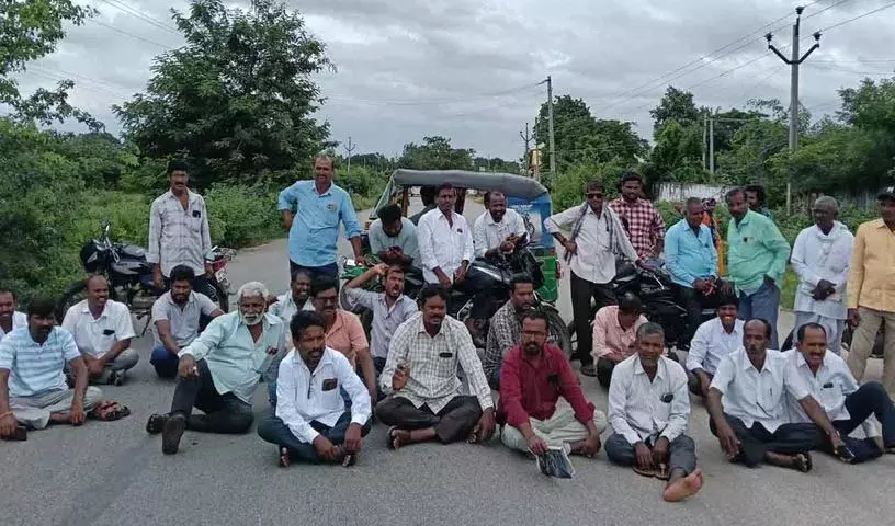 Godavari नदी का पानी छोड़ने के लिए किसानों का विरोध प्रदर्शन Godavari नदी का पानी छोड़ने के लिए किसानों का विरोध प्रदर्शन