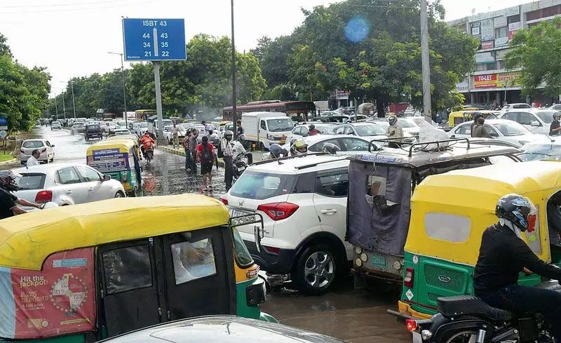 Chandigarh की प्रमुख सड़कों और चौराहों पर यातायात अव्यवस्था Chandigarh की प्रमुख सड़कों और चौराहों पर यातायात अव्यवस्था