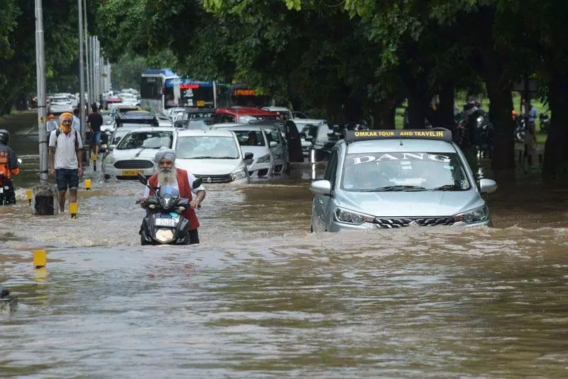 Chandigarh के उत्तरी सेक्टरों में एक घंटे की मूसलाधार बारिश के बाद राहत Chandigarh के उत्तरी सेक्टरों में एक घंटे की मूसलाधार बारिश के बाद राहत