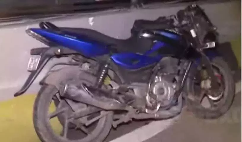 तेज रफ्तार पल्सर बाइक साइडवॉल से टकराई.. Panjagutta फ्लाईओवर से नीचे गिरा युवक तेज रफ्तार पल्सर बाइक साइडवॉल से टकराई.. Panjagutta फ्लाईओवर से नीचे गिरा युवक