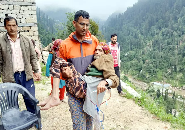 Mandi: यात्रियों की मदद के लिए मंडी में राहत शिविर और मोबाइल वैन Mandi: यात्रियों की मदद के लिए मंडी में राहत शिविर और मोबाइल वैन