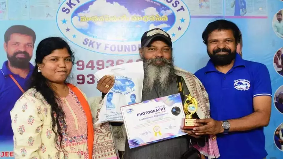 वर्ल्ड फोटोग्राफी डे पर SKY फाउंडेशन ने फोटोग्राफरों को किया सम्मानित वर्ल्ड फोटोग्राफी डे पर SKY फाउंडेशन ने फोटोग्राफरों को किया सम्मानित