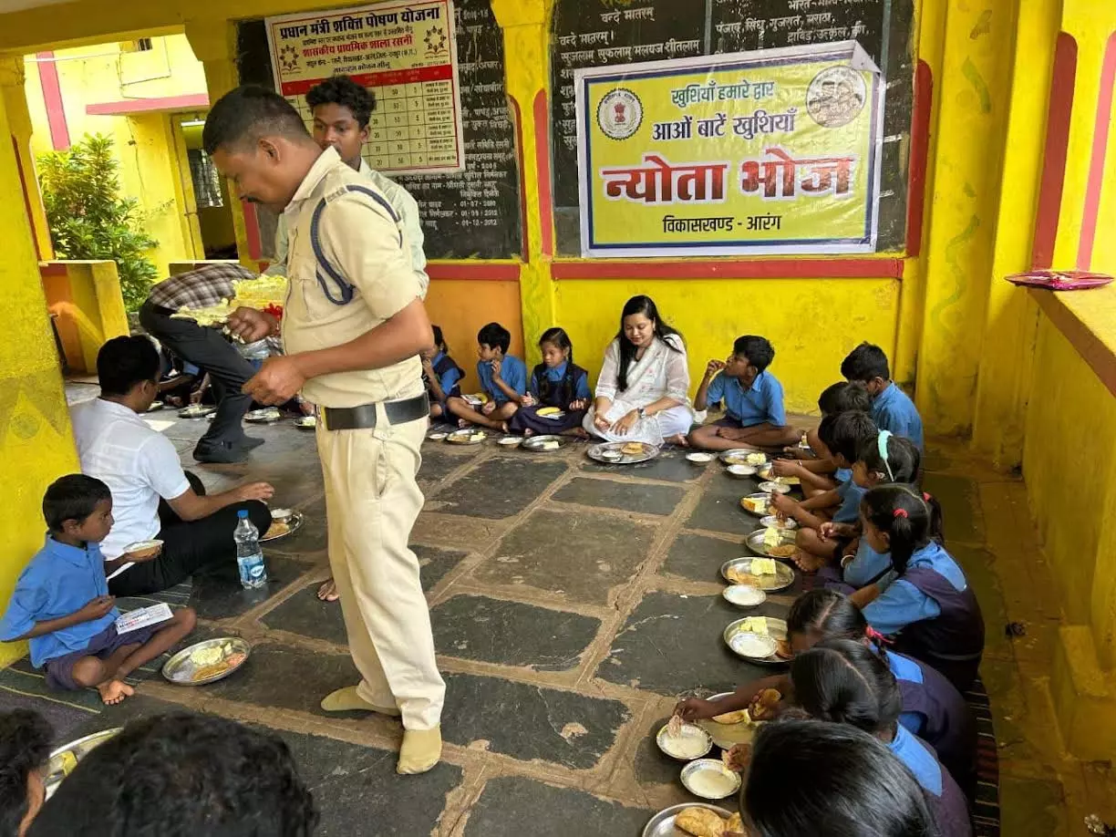 SDM आरंग अभिलाषा पैकरा ने आंगनबाड़ी-स्कूली बच्चों संग मनाया अपना जन्मदिन SDM आरंग अभिलाषा पैकरा ने आंगनबाड़ी-स्कूली बच्चों संग मनाया अपना जन्मदिन