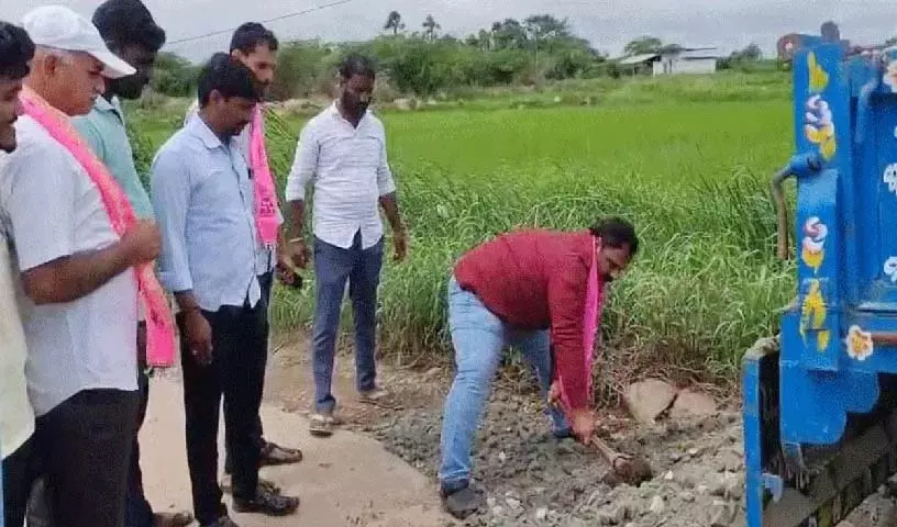 BRS नेताओं ने भीमनपल्ली में सड़क के गड्ढे भरे BRS नेताओं ने भीमनपल्ली में सड़क के गड्ढे भरे