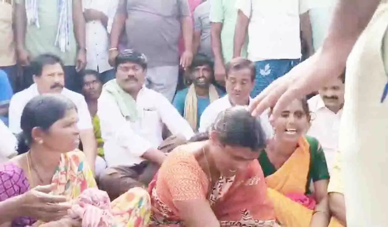 Telangana: यूरिया के लिए किसान अधिकारियों के सामने हुए नाराज Telangana: यूरिया के लिए किसान अधिकारियों के सामने हुए नाराज