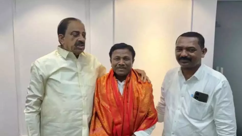 ध्र प्रदेश के आलमपुर और जोगुलंबा गदवाल किसानों की समस्याओं को लेकर कृषि मंत्री से मिले AMC अध्यक्ष ध्र प्रदेश के आलमपुर और जोगुलंबा गदवाल किसानों की समस्याओं को लेकर कृषि मंत्री से मिले AMC अध्यक्ष