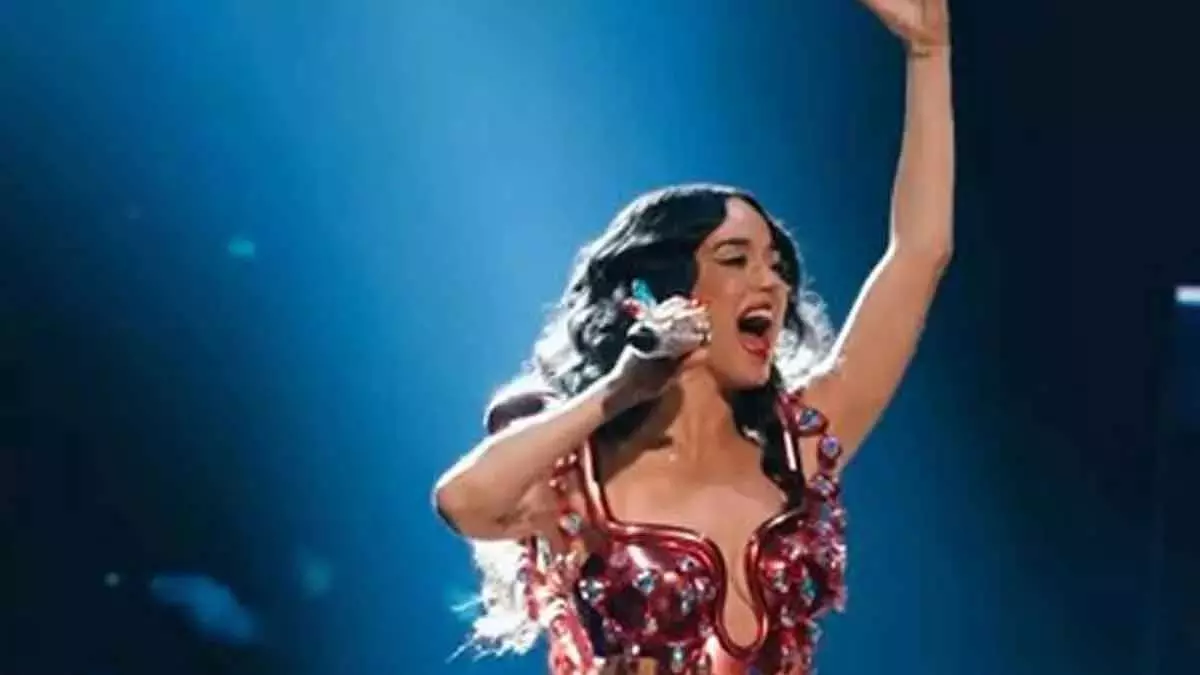 Katy पेरी ने अपने लाइफटाइम्स टूर के दौरान अपनी बेटी के साथ बैकस्टेज क्वालिटी टाइम बिताया Katy पेरी ने अपने लाइफटाइम्स टूर के दौरान अपनी बेटी के साथ बैकस्टेज क्वालिटी टाइम बिताया