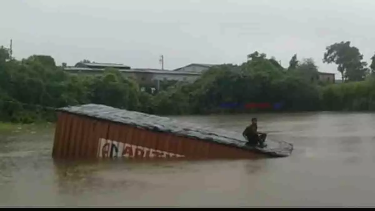 Bhiwandi : बाइक सवार से बचने के चक्कर में ट्रक तालाब में गिरा Bhiwandi : बाइक सवार से बचने के चक्कर में ट्रक तालाब में गिरा