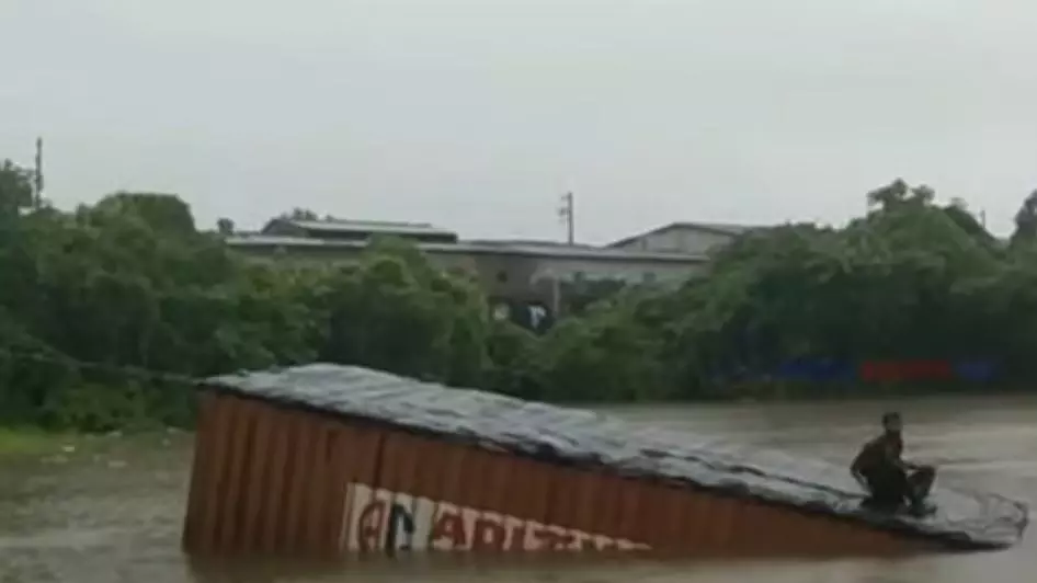 भीवंडी में ट्रक तालाब में गिरा: बाइकर को बचाने की कोशिश में हुआ हादसा भीवंडी में ट्रक तालाब में गिरा: बाइकर को बचाने की कोशिश में हुआ हादसा