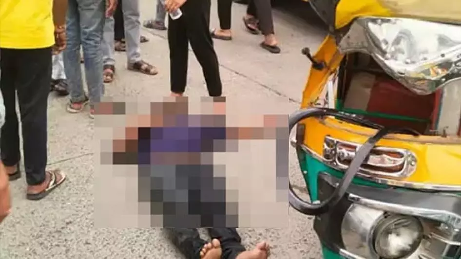 इंदौर में भीषण सड़क हादसा: तेज रफ्तार कॉलेज बस की टक्कर से 2 की मौत इंदौर में भीषण सड़क हादसा: तेज रफ्तार कॉलेज बस की टक्कर से 2 की मौत