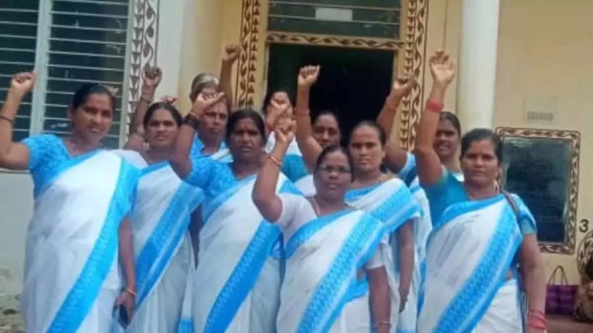 ASHA कार्यकर्ता न्याय की गुहार लगा रही हैं: अत्यधिक काम, कम वेतन और अनदेखी ASHA कार्यकर्ता न्याय की गुहार लगा रही हैं: अत्यधिक काम, कम वेतन और अनदेखी