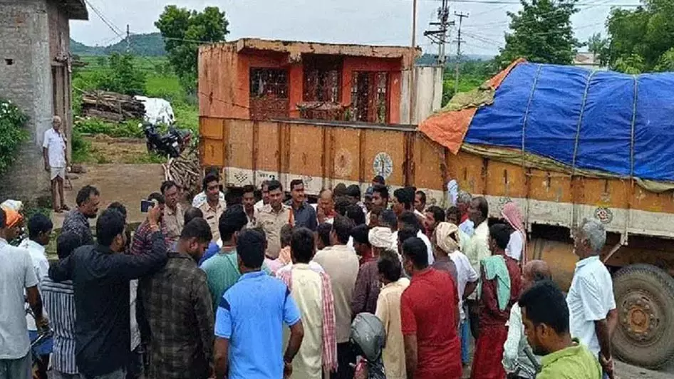 यूरिया वितरण को लेकर किसानों का विरोध प्रदर्शन: ट्रक को रोका यूरिया वितरण को लेकर किसानों का विरोध प्रदर्शन: ट्रक को रोका