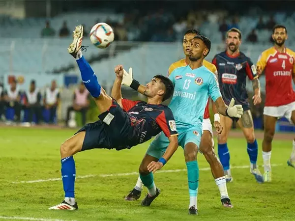 डूरंड कप: डायमंड हार्बर FC ने ईस्ट बंगाल को 2-1 से हराकर फाइनल में पहुंचकर इतिहास रचा डूरंड कप: डायमंड हार्बर FC ने ईस्ट बंगाल को 2-1 से हराकर फाइनल में पहुंचकर इतिहास रचा