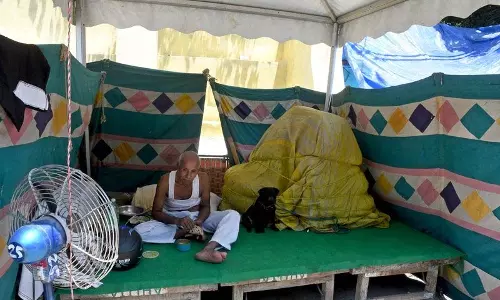 यमुना नदी के उफान से यमुना बाजार के निवासी तंबुओं में शरण लिए यमुना नदी के उफान से यमुना बाजार के निवासी तंबुओं में शरण लिए