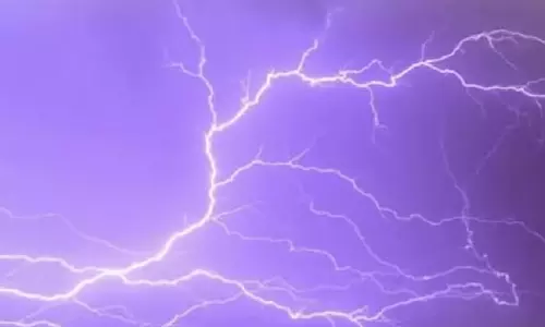 सड़क में गिरी आकाशीय बिजली, चपेट में आई 6 महिलाओं में से 2 की मौत