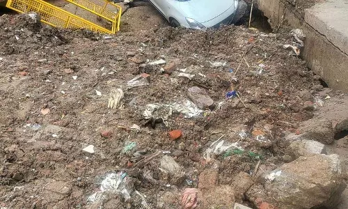 Delhi बुराड़ी में कार सिंकहोल में गिरी