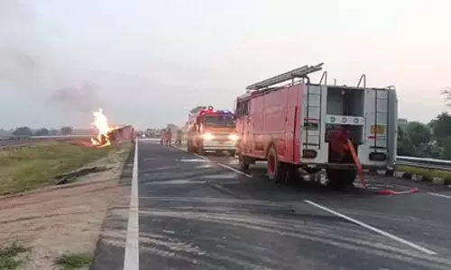केमिकल टैंकर पलटने से भीषण आग लगी, दो दमकल कर्मी घायल