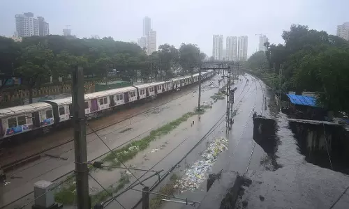 Mumbai : मध्य रेलवे सेवाएं निलंबित