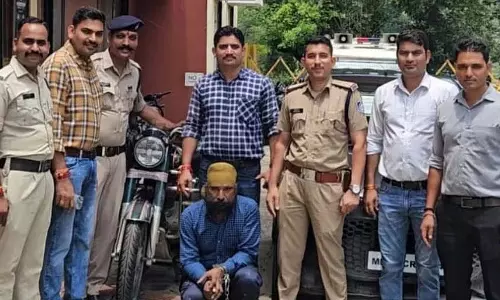 MP : इंदौर में बैंक डीजीएम के घर चोरी के आरोप में पिता-पुत्र गिरफ्तार MP : इंदौर में बैंक डीजीएम के घर चोरी के आरोप में पिता-पुत्र गिरफ्तार