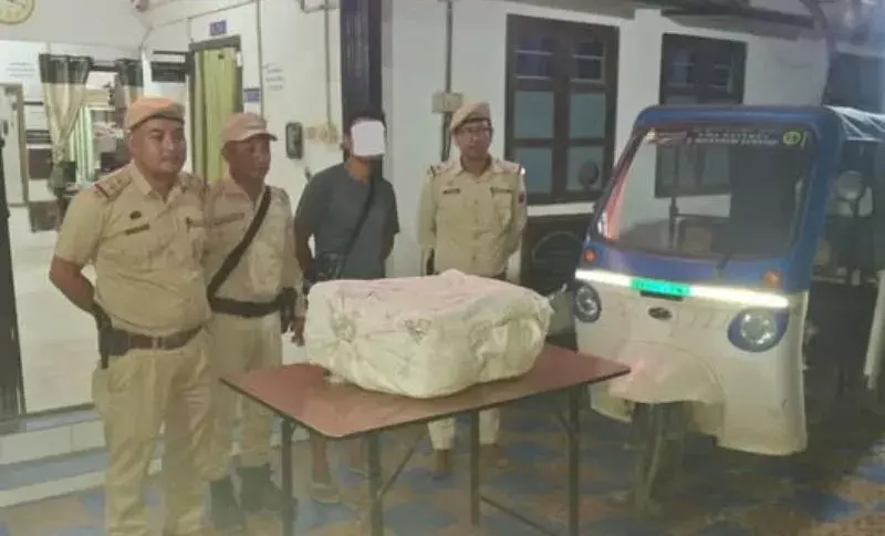 Manipur में ड्रग्स के खिलाफ बड़ी कार्रवाई, कोडीन की 288 बोतलें जब्त Manipur में ड्रग्स के खिलाफ बड़ी कार्रवाई, कोडीन की 288 बोतलें जब्त