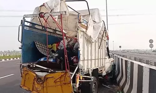 एक्सप्रेसवे पर पिकअप और कैंटर की टक्कर, 4 प्रवासी मजदूरों की मौत