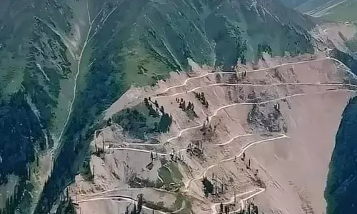 भारी भूस्खलन के कारण मुगल रोड यातायात के लिए बंद
