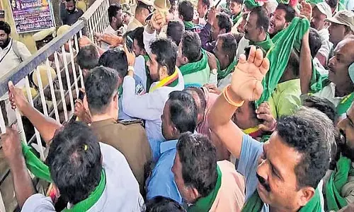 भूमि स्वामित्व विवाद: किसानों ने अनेकल तालुक कार्यालय का घेराव किया