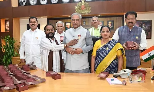 T A शरवण ने ML को सोने की परत चढ़ा हुआ गंडाबेरुंडा प्रतीक उपहार में दिया T A शरवण ने ML को सोने की परत चढ़ा हुआ गंडाबेरुंडा प्रतीक उपहार में दिया