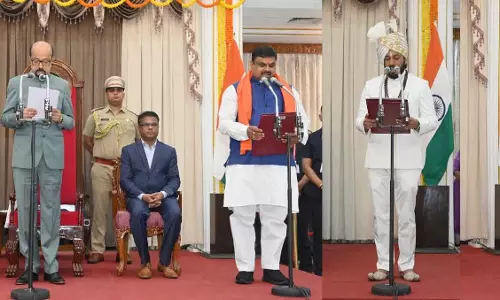 राज्यपाल डेका ने दिलाई मंत्रियों को शपथ राज्यपाल डेका ने दिलाई मंत्रियों को शपथ