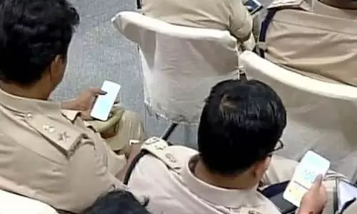 Patna: ड्यूटी के वक्त सेल्फी पर बैन, बिहार पुलिसकर्मियों को मिली कड़ी चेतावनी