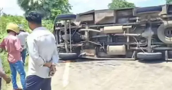 Patna: होमगार्ड जवानों को ले जा रही बस पलटी Patna: होमगार्ड जवानों को ले जा रही बस पलटी
