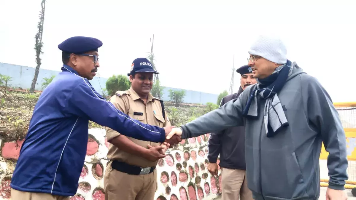 Gairsain: मुख्यमंत्री धामी ने सुरक्षाकर्मियों संग बिताया समय, जाना समस्याएँ