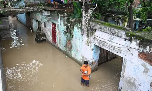 यमुना का जलस्तर निकासी स्तर के करीब, घाटों के पास घरों में पानी घुसा