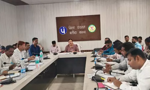 सीईओ जिला पंचायत ने की योजनाओं के क्रियान्वयन की समीक्षा