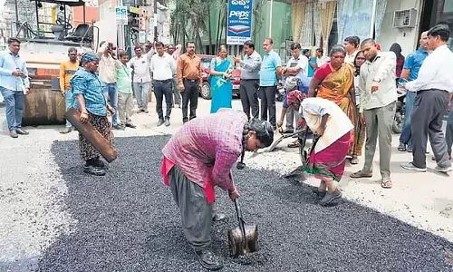 BBMP ने अधिकारियों को गड्ढे बंद करने के काम में तेजी लाने के निर्देश दिए BBMP ने अधिकारियों को गड्ढे बंद करने के काम में तेजी लाने के निर्देश दिए