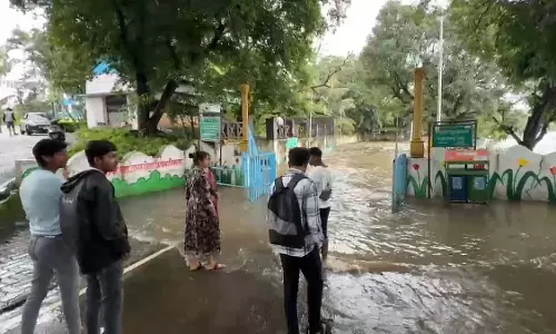 पिंपरी-चिंचवाड़ के थेरगांव में केजूदेवी मंदिर में प्रवेश के लिए लोगों ने जान जोखिम में डाली