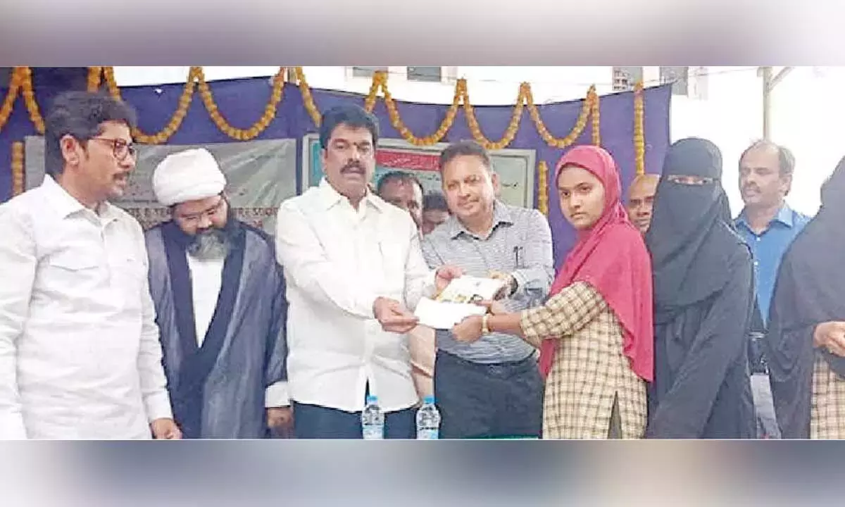 Andhra: विधायक ने स्कूली किताबें वितरित कीं