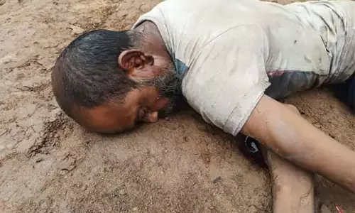 ट्रैलर चालक की संदिग्ध हालत में मिली लाश, पेट और चेहरे क्षत-विक्षत ट्रैलर चालक की संदिग्ध हालत में मिली लाश, पेट और चेहरे क्षत-विक्षत