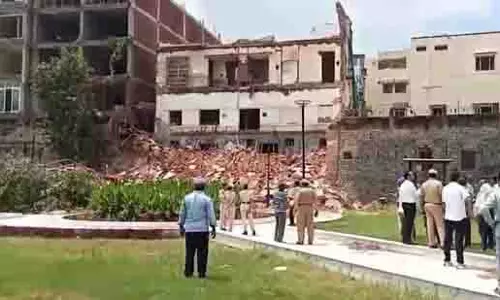 Delhi : दरियागंज में इमारत गिरने से 3 लोगों की मौत Delhi : दरियागंज में इमारत गिरने से 3 लोगों की मौत