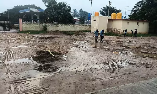 Gauribidanur : कोटे स्कूल परिसर कीचड़ से भरा मैदान Gauribidanur : कोटे स्कूल परिसर कीचड़ से भरा मैदान