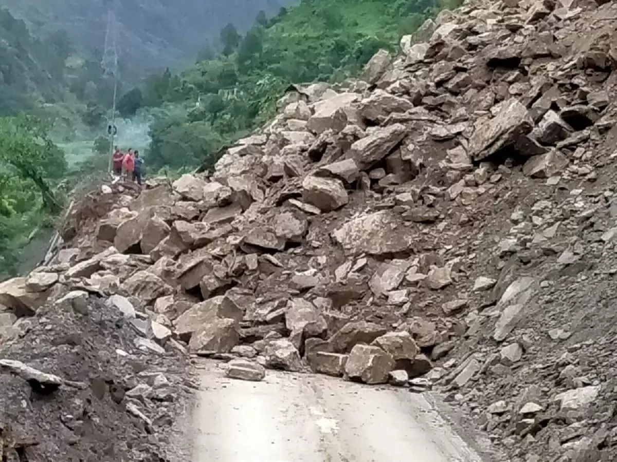 Jammu: पीर की गली के पास भूस्खलन, आवाजाही पूरी तरह रुकी Jammu: पीर की गली के पास भूस्खलन, आवाजाही पूरी तरह रुकी