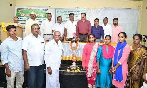Madhugiri : रेशम उत्पादन में नई तकनीक के उपयोग पर सलाह